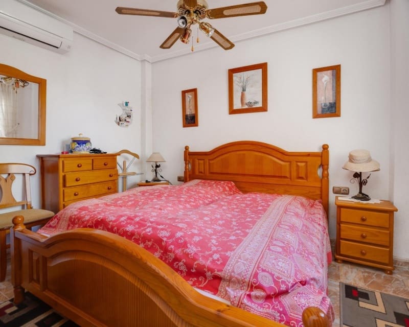 4 Zimmer Villa zu verkaufen in Playa Flamenca mit Pool - 305.000 € (Ref: 9552179)