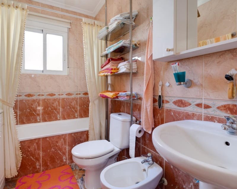 4 Zimmer Villa zu verkaufen in Playa Flamenca mit Pool - 305.000 € (Ref: 9552179)