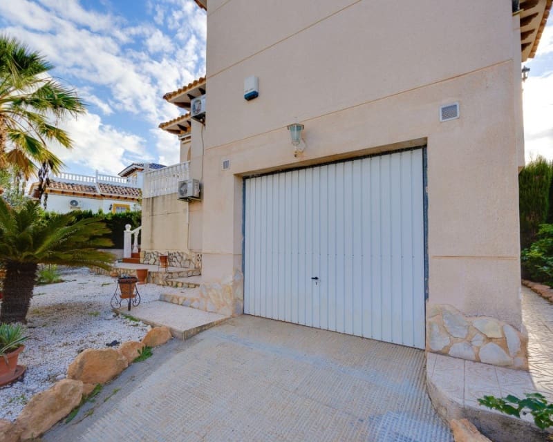 4 Zimmer Villa zu verkaufen in Playa Flamenca mit Pool - 305.000 € (Ref: 9552179)