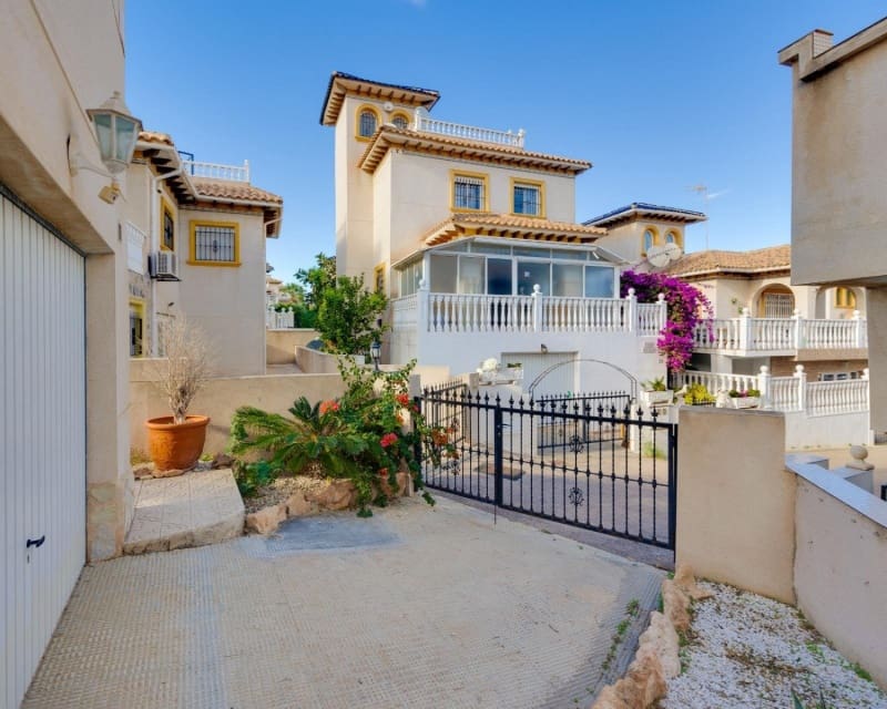 4 Zimmer Villa zu verkaufen in Playa Flamenca mit Pool - 305.000 € (Ref: 9552179)