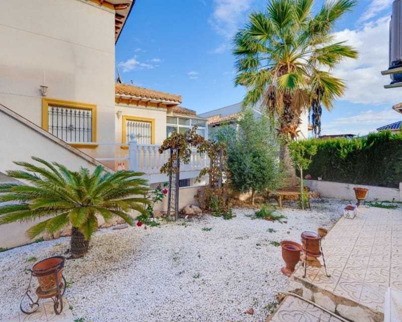 4 Zimmer Villa zu verkaufen in Playa Flamenca mit Pool - 305.000 € (Ref: 9552179)