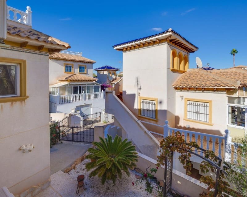 4 Zimmer Villa zu verkaufen in Playa Flamenca mit Pool - 305.000 € (Ref: 9552179)