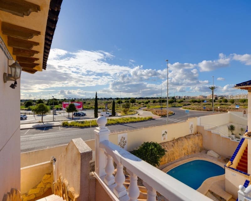 4 Zimmer Villa zu verkaufen in Playa Flamenca mit Pool - 305.000 € (Ref: 9552179)