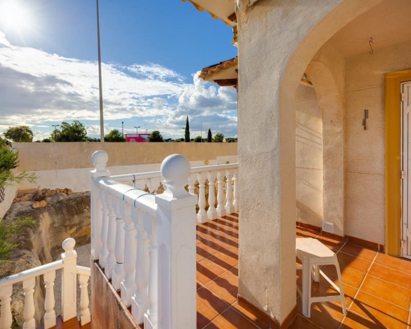 4 Zimmer Villa zu verkaufen in Playa Flamenca mit Pool - 305.000 € (Ref: 9552179)