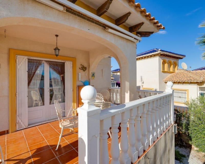4 Zimmer Villa zu verkaufen in Playa Flamenca mit Pool - 305.000 € (Ref: 9552179)
