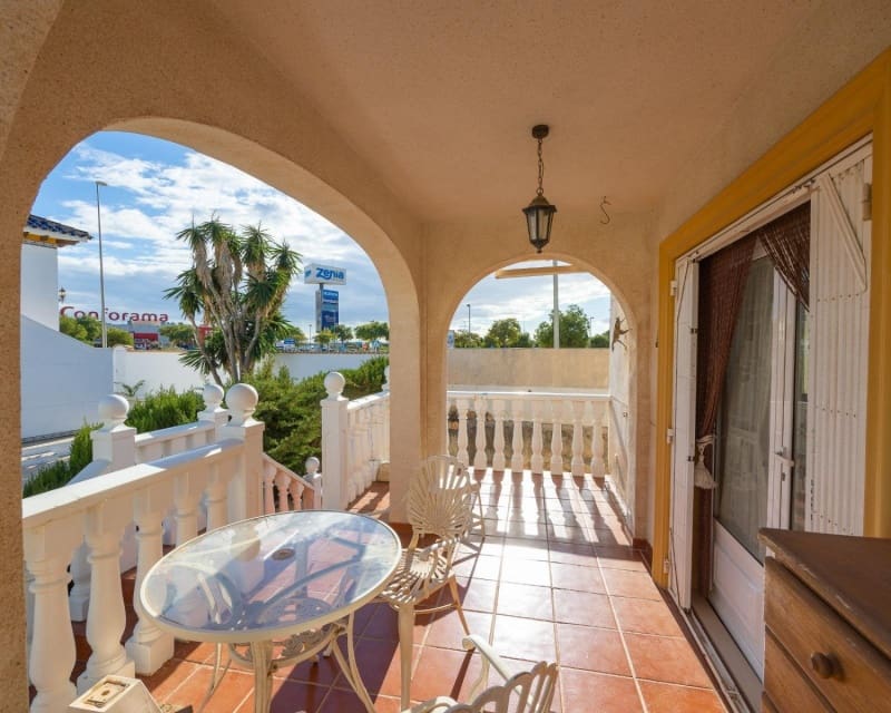 4 Zimmer Villa zu verkaufen in Playa Flamenca mit Pool - 305.000 € (Ref: 9552179)