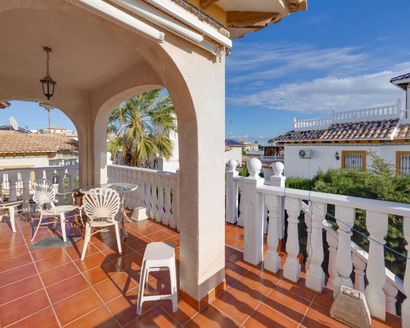 4 Zimmer Villa zu verkaufen in Playa Flamenca mit Pool - 305.000 € (Ref: 9552179)