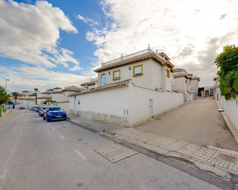 4 Zimmer Villa zu verkaufen in Playa Flamenca mit Pool - 305.000 € (Ref: 9552179)