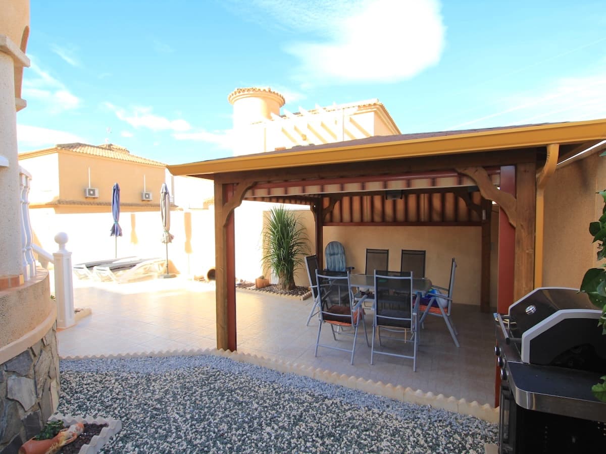 4 bedroom Villa for sale in Atalaya Park with pool - € 365,000 (Ref: 9552215)