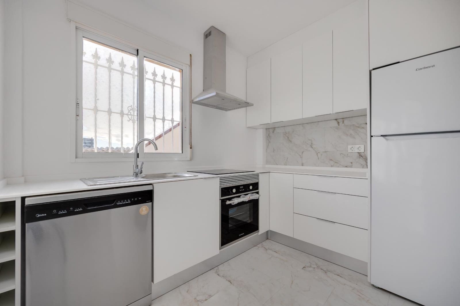 4 makuuhuone Huvila myytävänä paikassa La Zenia mukana uima-altaan - 329 000 € (Ref: 9552248)