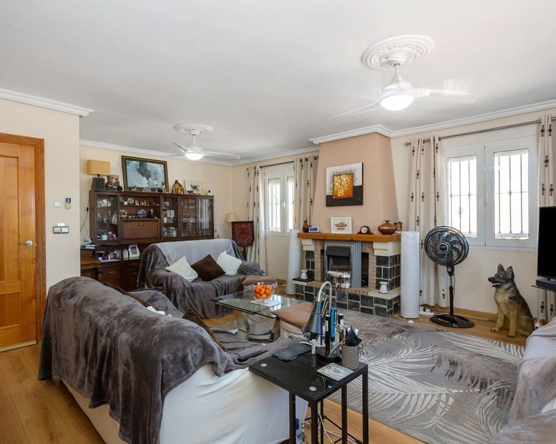 6 Zimmer Villa zu verkaufen in Los Balcones mit Pool - 610.000 € (Ref: 9563906)