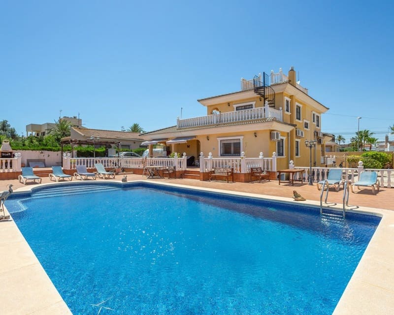 6 Zimmer Villa zu verkaufen in Los Balcones mit Pool - 610.000 € (Ref: 9563906)