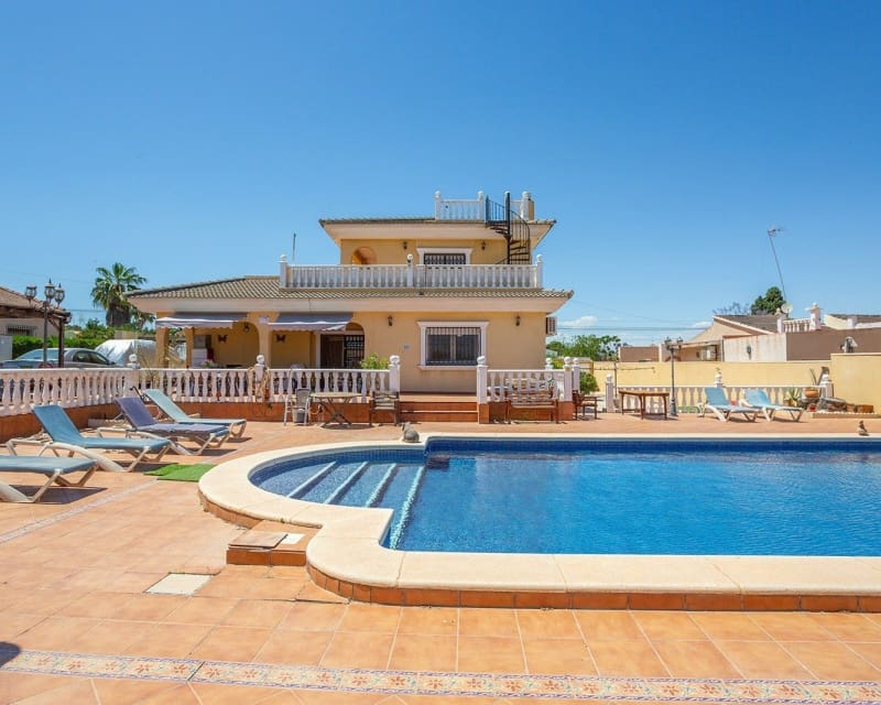 6 Zimmer Villa zu verkaufen in Los Balcones mit Pool - 610.000 € (Ref: 9563906)