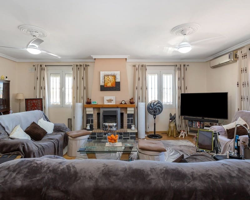 6 Zimmer Villa zu verkaufen in Los Balcones mit Pool - 610.000 € (Ref: 9563906)