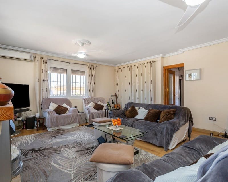 6 Zimmer Villa zu verkaufen in Los Balcones mit Pool - 610.000 € (Ref: 9563906)