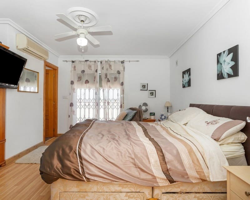 6 Zimmer Villa zu verkaufen in Los Balcones mit Pool - 610.000 € (Ref: 9563906)