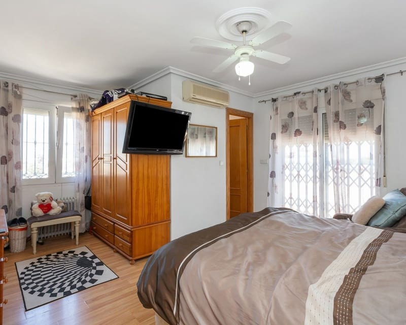 6 Zimmer Villa zu verkaufen in Los Balcones mit Pool - 610.000 € (Ref: 9563906)