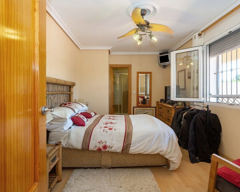 6 Zimmer Villa zu verkaufen in Los Balcones mit Pool - 610.000 € (Ref: 9563906)