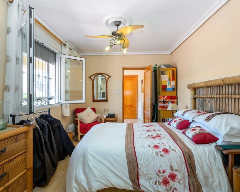 6 Zimmer Villa zu verkaufen in Los Balcones mit Pool - 610.000 € (Ref: 9563906)