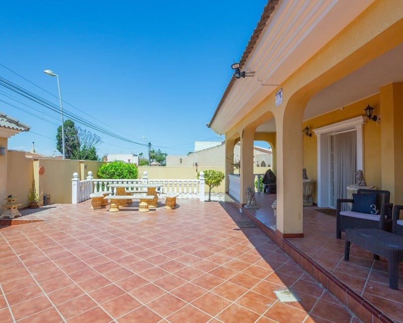 6 Zimmer Villa zu verkaufen in Los Balcones mit Pool - 610.000 € (Ref: 9563906)
