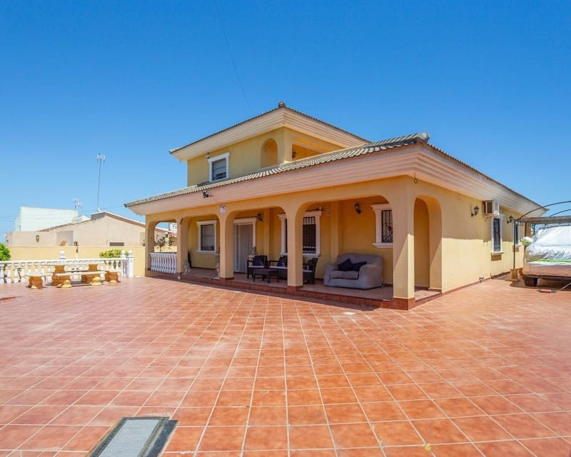 6 Zimmer Villa zu verkaufen in Los Balcones mit Pool - 610.000 € (Ref: 9563906)