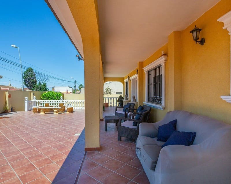 6 Zimmer Villa zu verkaufen in Los Balcones mit Pool - 610.000 € (Ref: 9563906)