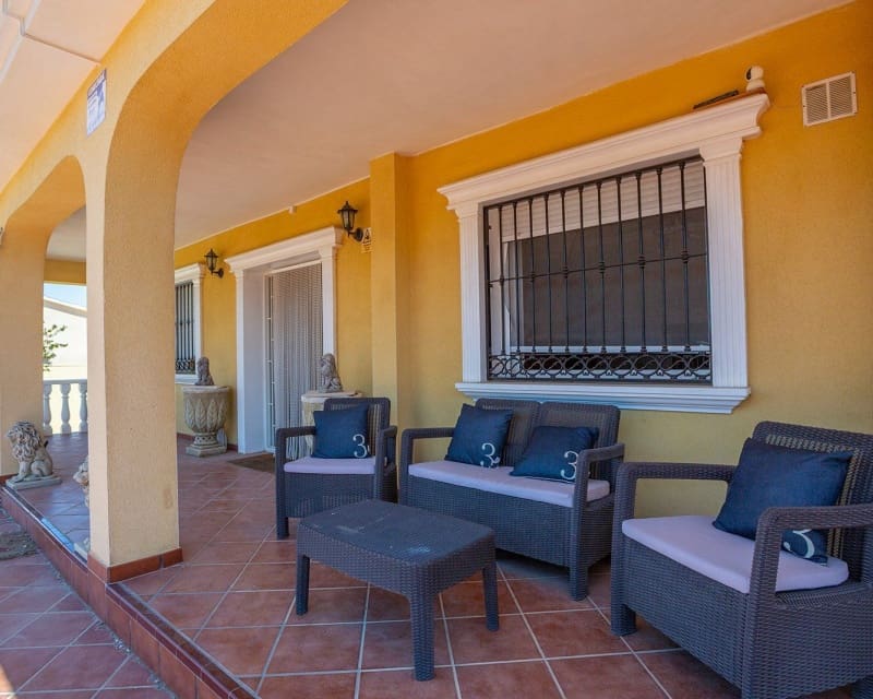 6 Zimmer Villa zu verkaufen in Los Balcones mit Pool - 610.000 € (Ref: 9563906)
