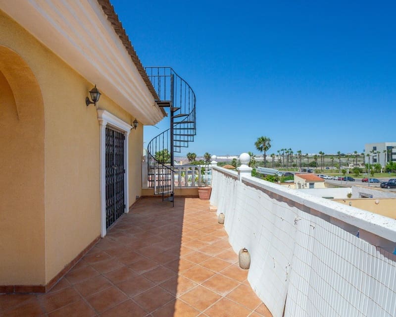 6 Zimmer Villa zu verkaufen in Los Balcones mit Pool - 610.000 € (Ref: 9563906)