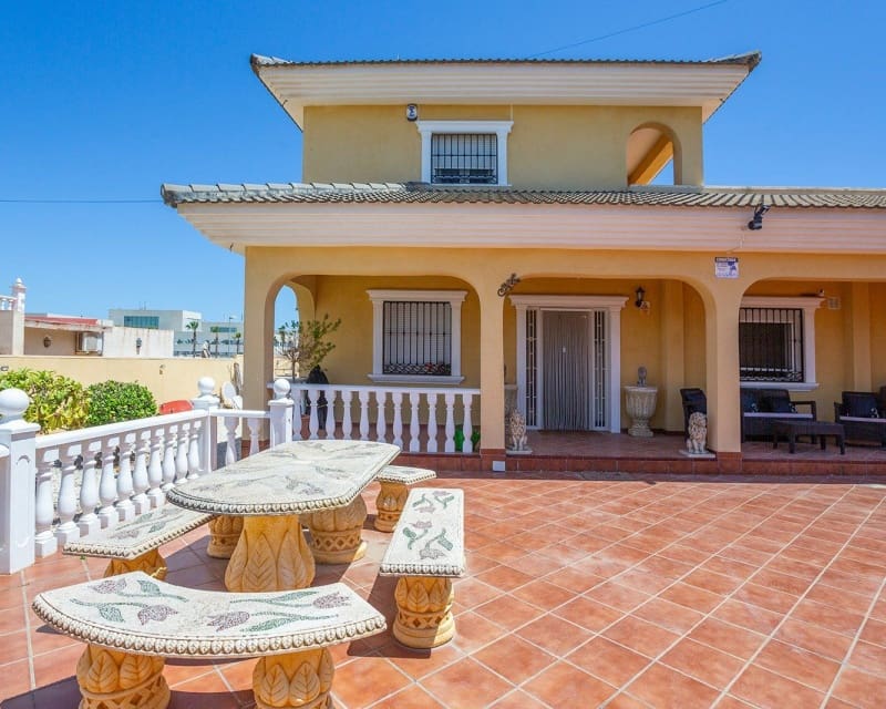 6 Zimmer Villa zu verkaufen in Los Balcones mit Pool - 610.000 € (Ref: 9563906)