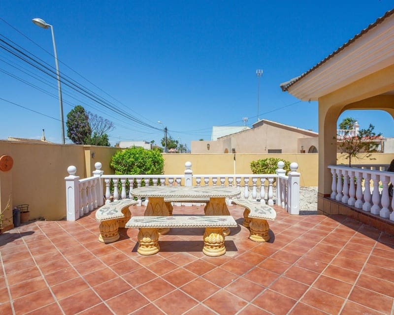 6 Zimmer Villa zu verkaufen in Los Balcones mit Pool - 610.000 € (Ref: 9563906)