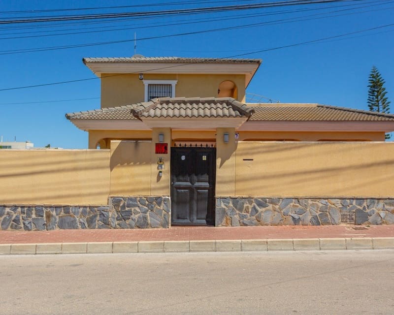 6 Zimmer Villa zu verkaufen in Los Balcones mit Pool - 610.000 € (Ref: 9563906)