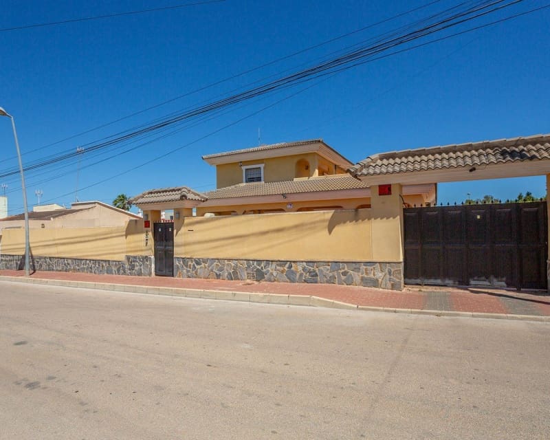 6 Zimmer Villa zu verkaufen in Los Balcones mit Pool - 610.000 € (Ref: 9563906)