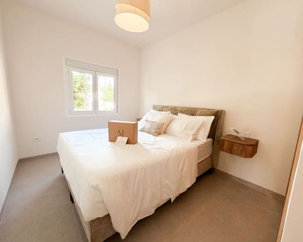 Chalet de 2 habitaciones en Playa Flamenca, Orihuela en venta con piscina - 379.000 € (Ref: 9563908)