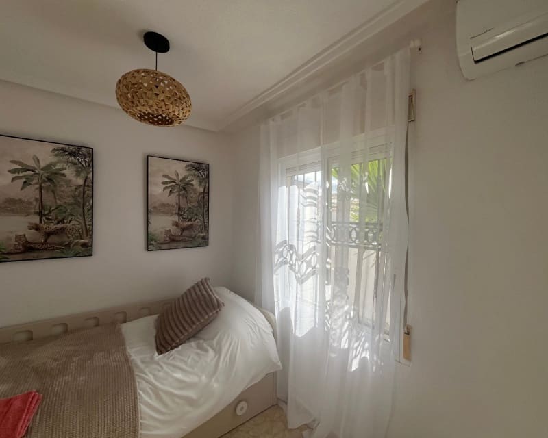 3 makuuhuone Huvila myytävänä paikassa La Florida mukana uima-altaan - 239 999 € (Ref: 9563915)