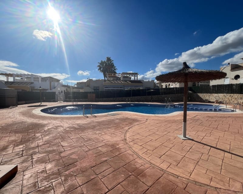 3 makuuhuone Huvila myytävänä paikassa La Florida mukana uima-altaan - 239 999 € (Ref: 9563915)