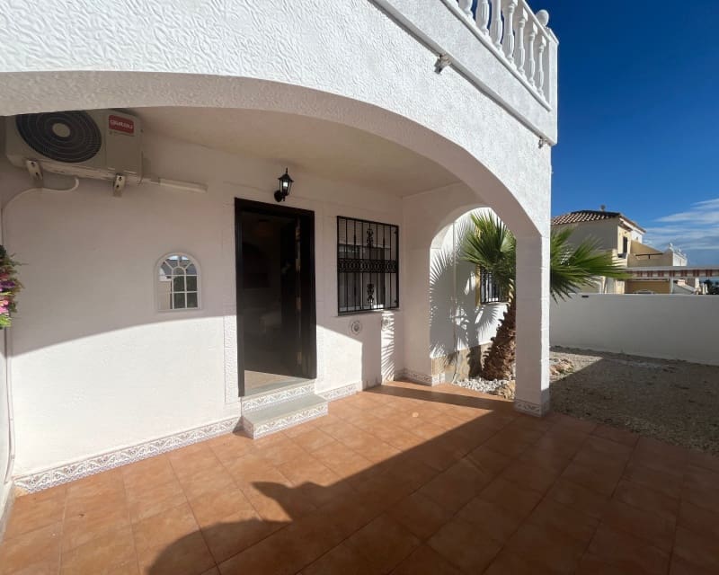 3 makuuhuone Huvila myytävänä paikassa La Florida mukana uima-altaan - 239 999 € (Ref: 9563915)