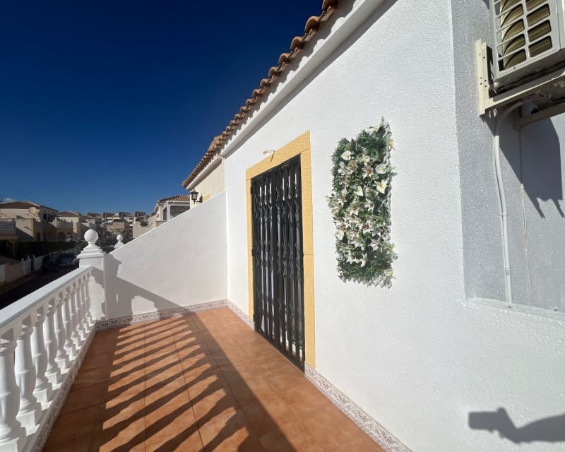 3 makuuhuone Huvila myytävänä paikassa La Florida mukana uima-altaan - 239 999 € (Ref: 9563915)