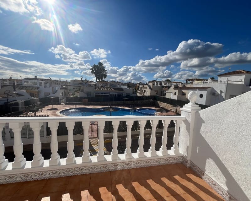 3 makuuhuone Huvila myytävänä paikassa La Florida mukana uima-altaan - 239 999 € (Ref: 9563915)