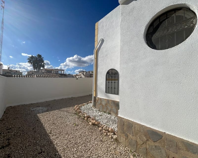 3 makuuhuone Huvila myytävänä paikassa La Florida mukana uima-altaan - 239 999 € (Ref: 9563915)