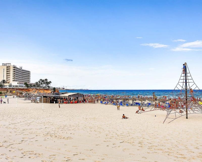 Chalet de 3 habitaciones en La Zenia en venta con piscina - 890.000 € (Ref: 9564832)