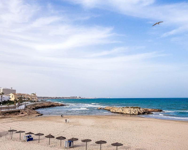 Chalet de 3 habitaciones en La Zenia en venta con piscina - 890.000 € (Ref: 9564832)