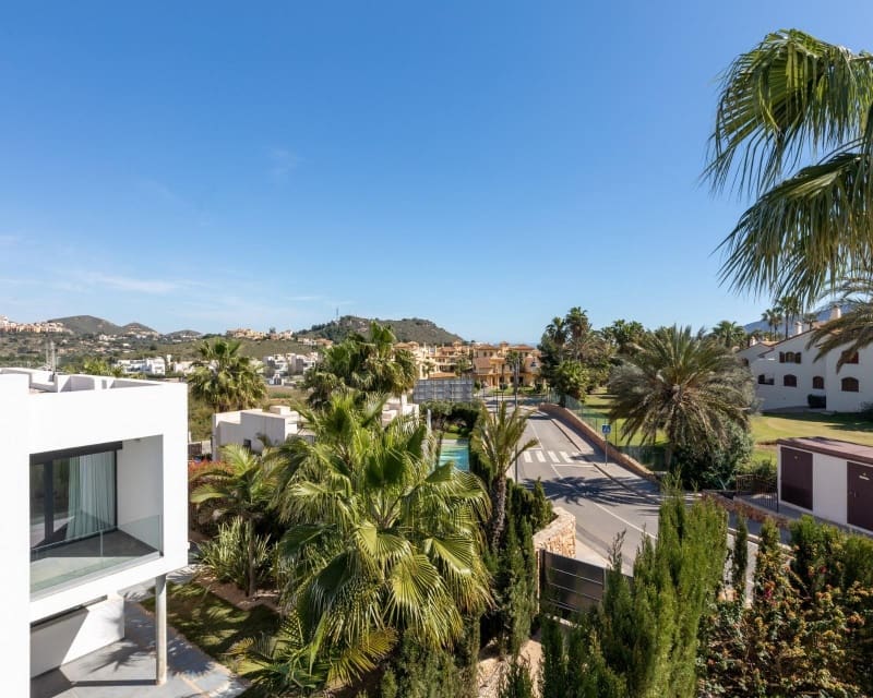 4 bedroom Villa for sale in La Manga Club with pool - € 840,000 (Ref: 9622349)