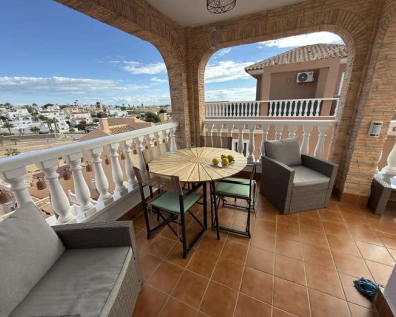 Chalet de 5 habitaciones en Villamartin en venta con piscina - 399.000 € (Ref: 9626757)