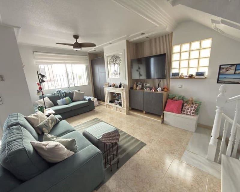 Chalet de 5 habitaciones en Villamartin en venta con piscina - 399.000 € (Ref: 9626757)