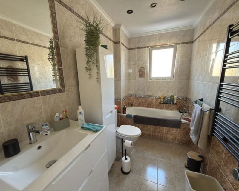 Chalet de 5 habitaciones en Villamartin en venta con piscina - 399.000 € (Ref: 9626757)