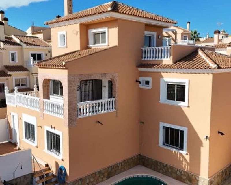 Chalet de 5 habitaciones en Villamartin en venta con piscina - 399.000 € (Ref: 9626757)