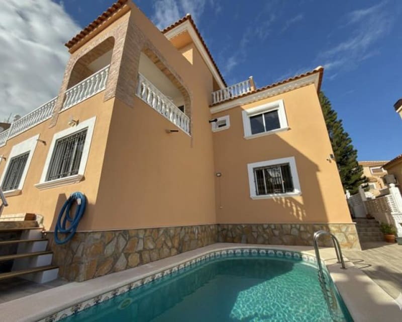 Chalet de 5 habitaciones en Villamartin en venta con piscina - 399.000 € (Ref: 9626757)