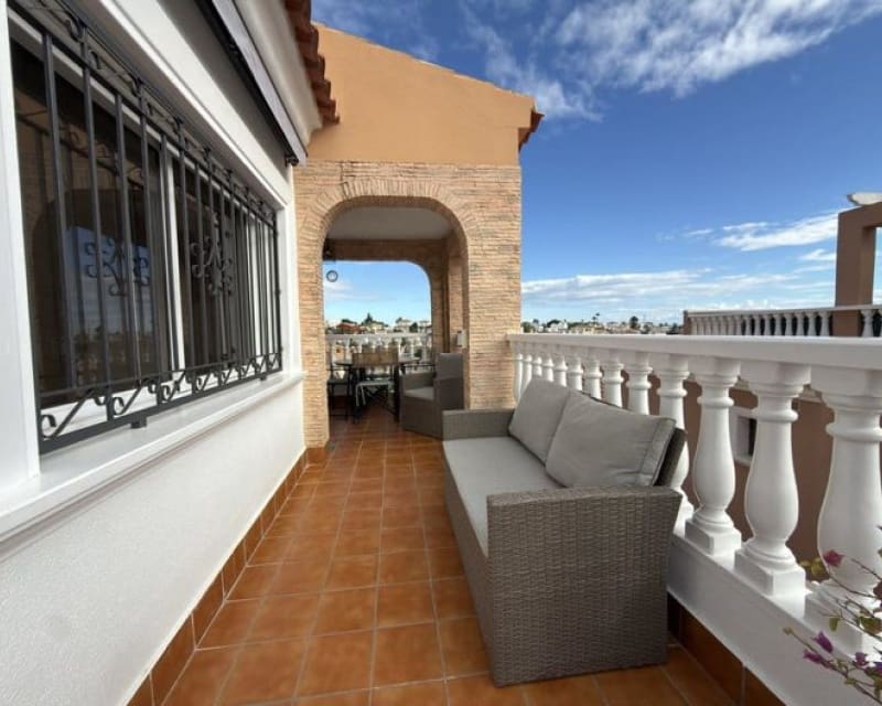 Chalet de 5 habitaciones en Villamartin en venta con piscina - 399.000 € (Ref: 9626757)