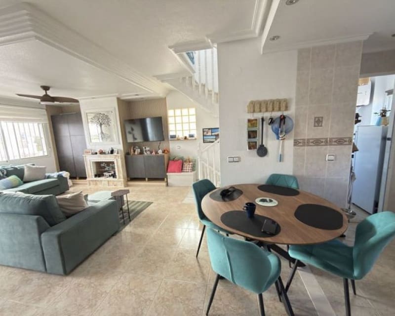 Chalet de 5 habitaciones en Villamartin en venta con piscina - 399.000 € (Ref: 9626757)