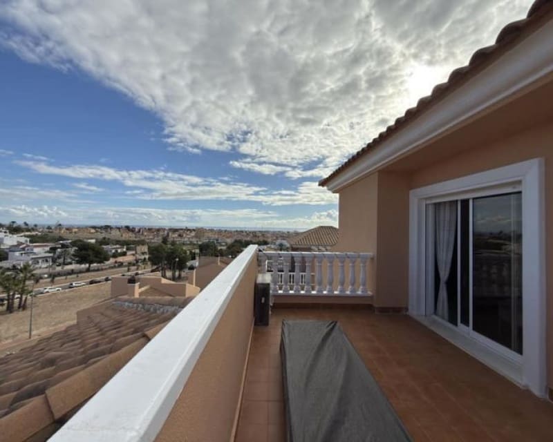 Chalet de 5 habitaciones en Villamartin en venta con piscina - 399.000 € (Ref: 9626757)